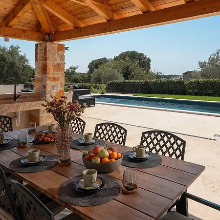Semesterbostad Beeindruckende Steinfinca Mit Privatem Salzwasserpool, Panoramablick Aufs Meer, Grill Orbanići