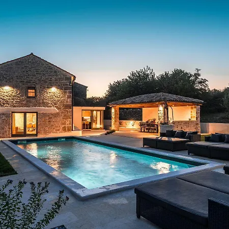 Casa vacanze Beeindruckende Steinfinca Mit Privatem Salzwasserpool, Panoramablick Aufs Meer, Grill Orbanići